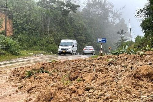 Quảng Ngãi: Nỗ lực khắc phục sạt lở, khôi phục lại giao thông trên đèo Violak