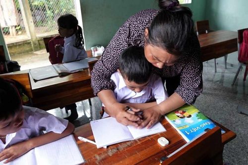 Xung phong cắm bản, mang con chữ đến với học trò vùng cao