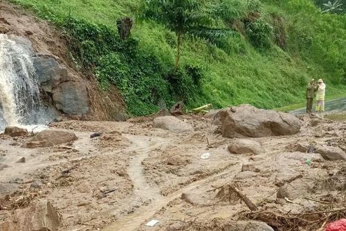 Sạt lở gây tắc đường Trường Sơn Đông