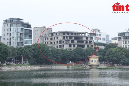 'Khối bê tông khổng lồ' bỏ hoang trên đất vàng Thủ đô