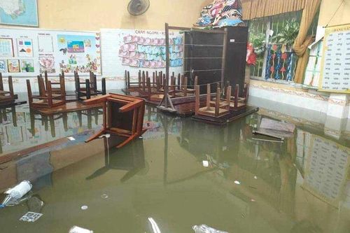 Thừa Thiên - Huế: Mưa lũ ngập sâu, học sinh phải nghỉ học thêm 2 ngày