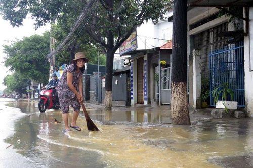 Người dân hối hả chạy lụt trong đêm rồi tất bật dọn dẹp khi nước rút
