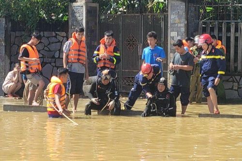 Huế: Tìm kiếm cháu bé 3 tuổi bị trượt chân xuống kênh mất tích