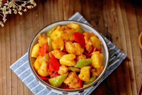 Gà luộc hay rang mãi cũng chán, đem sốt chua ngọt được món thơm nức, tốn cơm