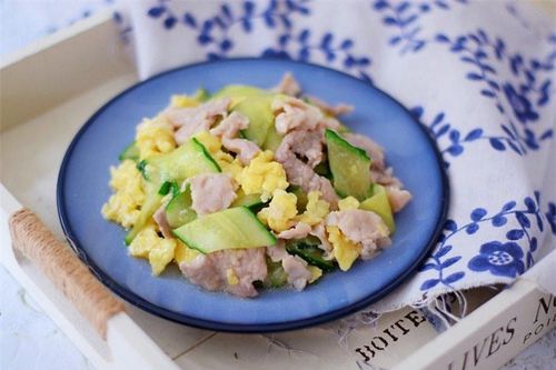 Thịt lợn kho mãi cũng chán, đem xào với quả hay ăn sống này được món ngon không tưởng