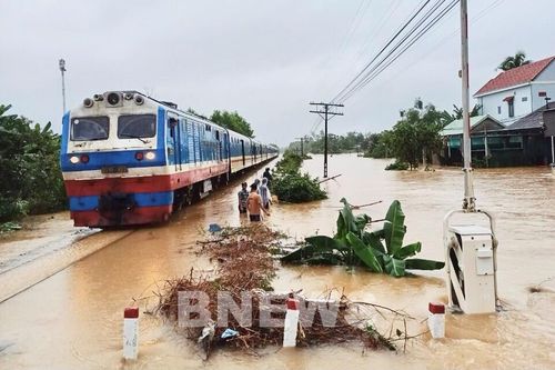 Mưa lũ ở miền Trung khiến ngành đường sắt phải dừng một số đôi tàu