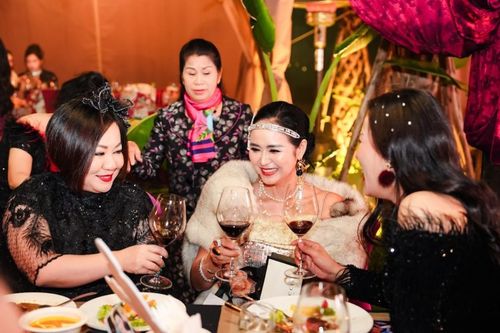 'Bà trùm thời trang' Madame Trang Lê gây sự chú ý tại tiệc sinh nhật doanh nhân Bùi Thanh Hương