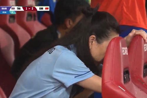 Madam Pang và HLV Polking gục đổ khi Thái Lan thua ngược Trung Quốc
