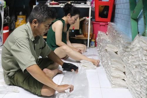 Vợ chồng loay hoay bám trụ lại TPHCM sau 'cơn bão' cắt giảm lao động