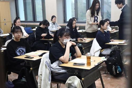 Vì sao kỳ thi đại học ở Hàn Quốc luôn diễn ra vào ngày thứ Năm?