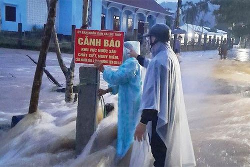 Đôi vợ chồng ở Thừa Thiên Huế bị đất đá vùi lấp hơn 30 phút được cứu sống kỳ diệu