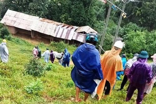 Quảng Nam: Mưa lớn, người phụ nữ ngã gãy xương đùi được khiêng bộ gần 30km để đi cấp cứu