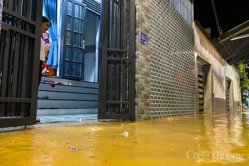Lũ về trong đêm, người dân Nha Trang dọn đồ 'chạy lụt'