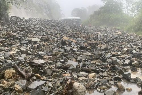 Khánh Hòa: Đèo Khánh Lê tê liệt vì sạt lở do mưa lớn