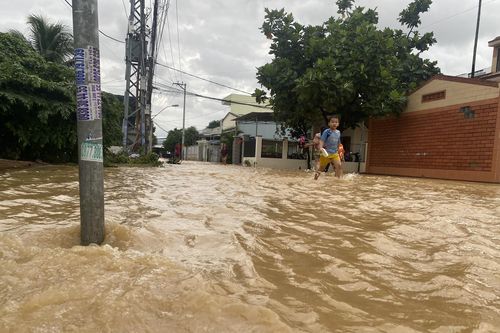 Mưa lũ ở Khánh Hòa: Một người chết, hơn 4.300 học sinh nghỉ học