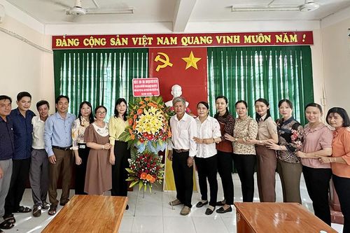 Phó Bí thư Huyện ủy, Chủ tịch HĐND huyện Tri Tôn Nguyễn Thị Phương Lan chúc mừng Ngày truyền thống MTTQVN