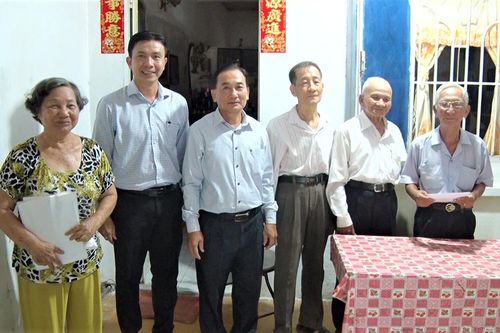 Phó Chủ tịch Thường trực UBND TP. Châu Đốc thăm thầy cô nghỉ hưu, nhân Ngày Nhà giáo Việt Nam 20/11