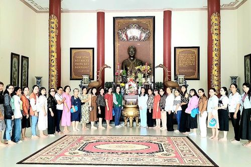 Phụ nữ huyện Tri Tôn viếng nữ tướng Nguyễn Thị Định