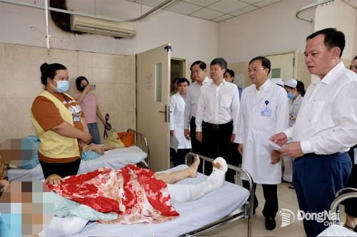 Quyền Chủ tịch UBND tỉnh Võ Tấn Đức thăm hỏi các nạn nhân bị tai nạn giao thông