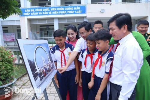 Triển lãm ảnh, giao lưu 'Trường Sa - Nhà giàn thân yêu'