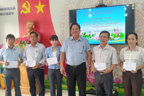 Tặng 60 phần quà cho học sinh nghèo vượt khó học giỏi
