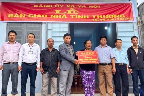 Đak Pơ trao nhà tình thương cho gia đình chính sách