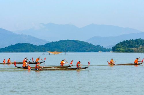 Thơ Phương Loan: Dòng sông kiêu hãnh