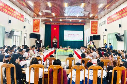 Đại biểu HĐND huyện Mang Yang đối thoại với trẻ em