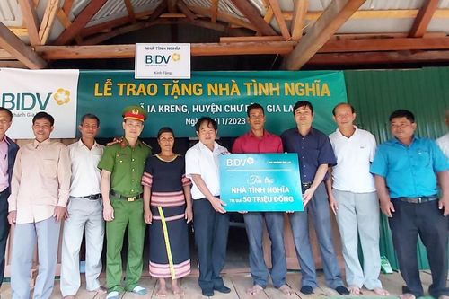 Bàn giao nhà tình nghĩa cho hộ nghèo tại xã Ia Kreng