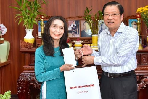 Trưởng Ban Nội chính Trung ương Phan Đình Trạc thăm, tặng quà nhà giáo, người có công tiêu biểu tại TP. Pleiku