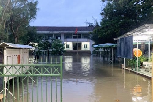 Mưa ngập, thêm nhiều trường cho học sinh nghỉ học
