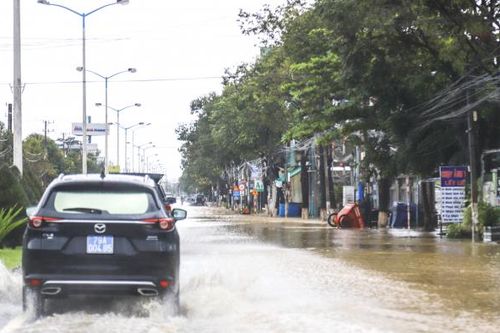 Nha Trang: Đường 23-10 ngập sâu cục bộ nhiều điểm