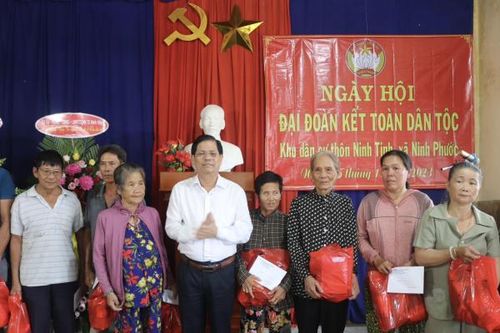 Ông Nguyễn Tấn Tuân - Phó Bí thư Tỉnh ủy, Chủ tịch UBND tỉnh Khánh Hòa: Dự Ngày hội Đại đoàn kết toàn dân tộc tại thôn Ninh Tịnh, xã Ninh Phước