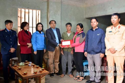 Thăm, tặng quà gia đình nạn nhân tử vong do tai nạn giao thông tại Tràng Định, Văn Lãng