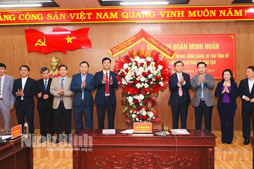 Đồng chí Bí thư Tỉnh ủy thăm, chúc mừng nhân Ngày Nhà giáo Việt Nam và làm việc với ngành Giáo dục-Đào tạo