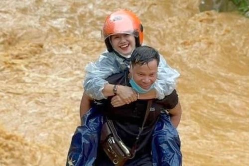 Xúc động hình ảnh giáo viên vùng cao vượt suối đến trường mùa mưa lũ