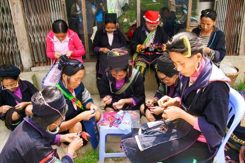 Nghệ thuật thêu hoa văn độc đáo của người Mông đen trên đường trở thành di sản quốc gia