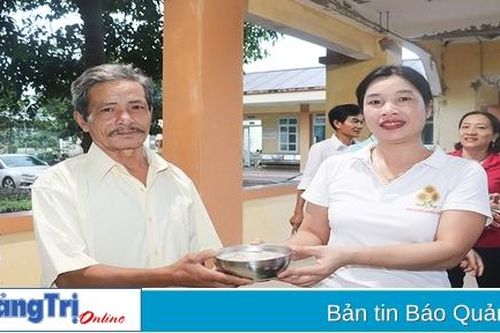 Cô giáo lặng thầm làm việc thiện