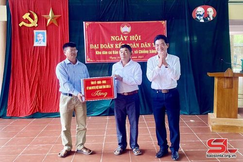 Đồng chí Trưởng ban Nội chính Tỉnh ủy dự Ngày hội đại đoàn kết toàn dân tộc tại huyện Quỳnh Nhai