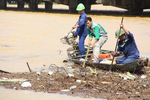 'Giải cứu rác' mắc kẹt ở đôi bờ sông Hương