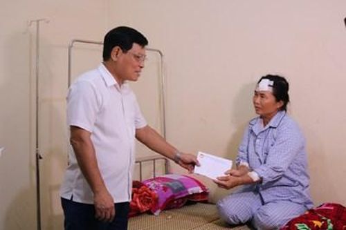 Thăm, động viên, tặng quà gia đình bị vùi lấp nhà ở Bình Tiến