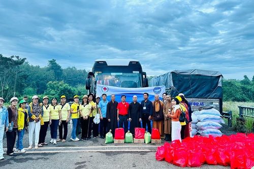 Chùa Pháp Huyền, Thanh Nghiêm (Bình Phước) trao quà đến kiều bào tại Campuchia