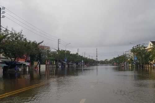 Thừa Thiên – Huế: Nước lũ bủa vây, nhiều nhà dân chìm trong biển nước