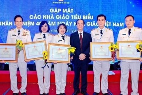 Hai nhà giáo CAND tiêu biểu được Bộ trưởng Bộ GD&ĐT tặng Bằng khen