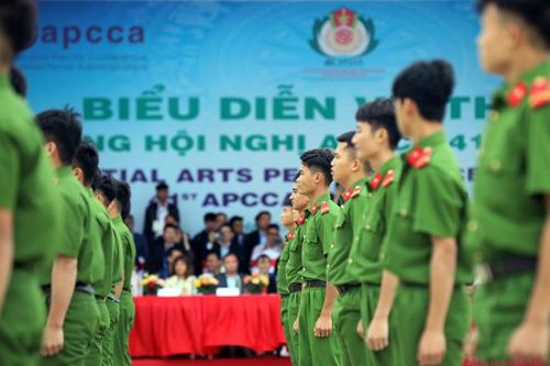 Đại biểu APCCA 41 xem Cảnh sát Việt Nam trình diễn võ thuật, khí công