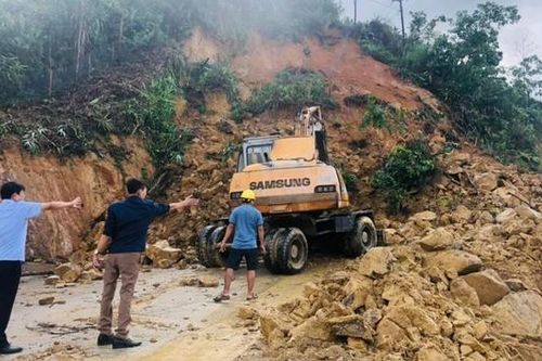 Nhiều tuyến đường miền Trung sạt lở, ngập sâu