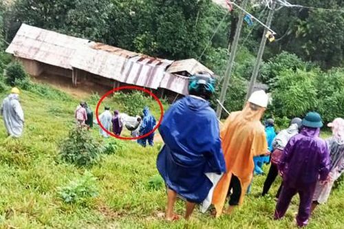 Mưa lũ ở miền Trung: Bệnh nhân bị gãy xương được khiêng bộ gần 30km đi cấp cứu