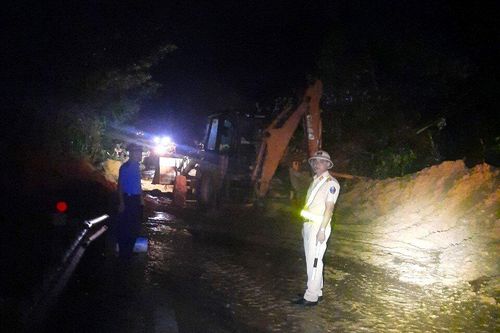 Xuyên đêm khắc phục sạt lở taluy dương, gây chia cắt đường Hồ Chí Minh