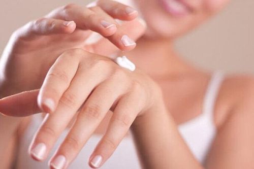 Hướng dẫn cách chăm sóc da tay trắng mịn