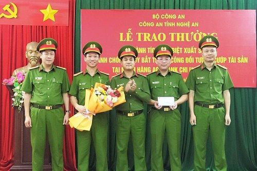 Khen thưởng 4 tập thể, 2 cá nhân trong vụ bắt cướp ngân hàng Agribank ở Cửa Lò